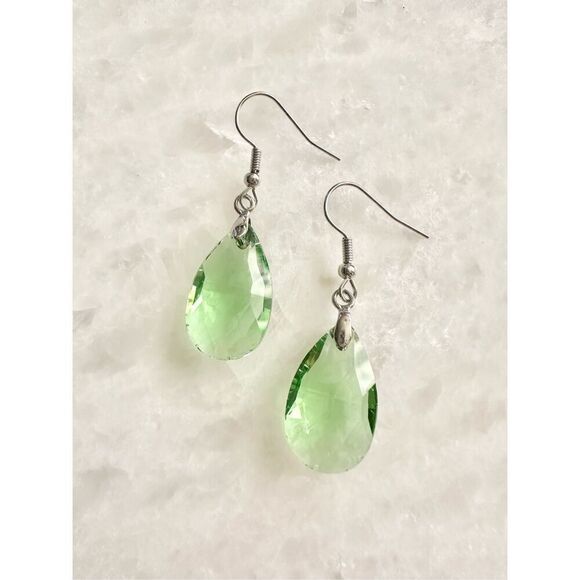 Light green Iradecent colored teardrop dangle earrings - Picture 2 of 2